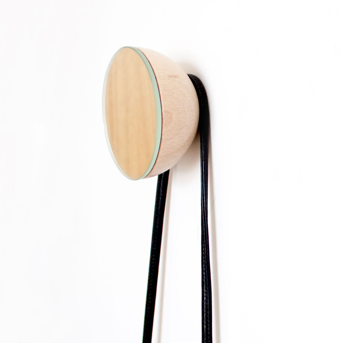 Ronde beukenhouten wandhaak met spiegel