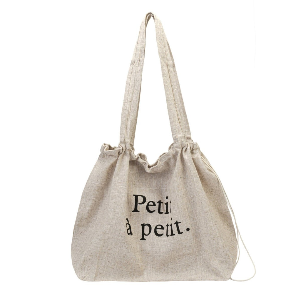 Oversized linnen trekkoord‑shopper “Petit à petit.”